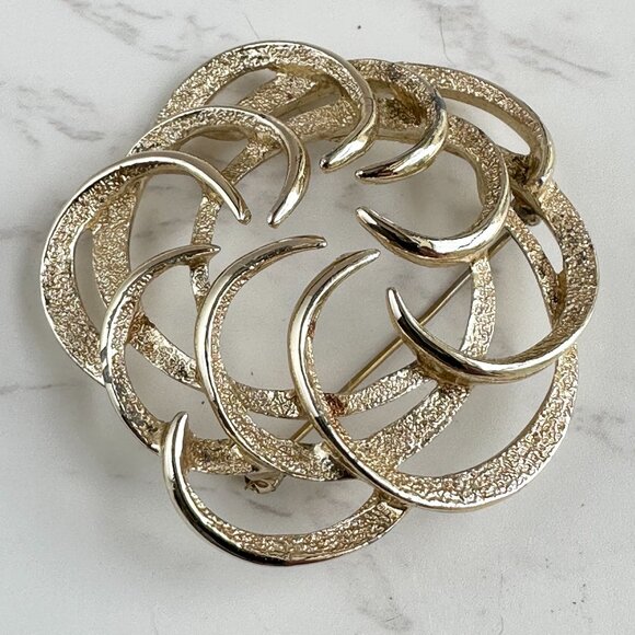 Sarah Coventry Signed Gold-Tone Swirl Brooch Pin 2" - Picture 9 of 9